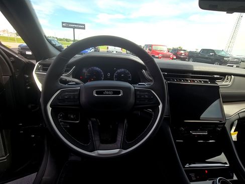 New 2025 Jeep Grand Cherokee Limited w/ Trailer Tow Package image 13