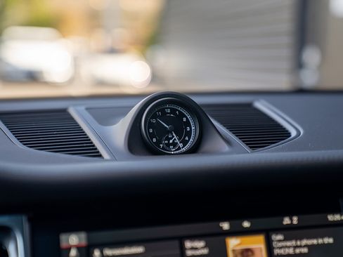 Certified 2025 Porsche Macan AWD/4WD image 11