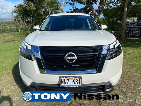 Used 2023 Nissan Pathfinder SV image 2