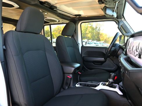 Used 2019 Jeep Wrangler Unlimited Sport S image 9