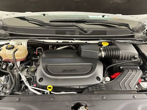 Used 2023 Chrysler Pacifica Touring-L FWD image 11