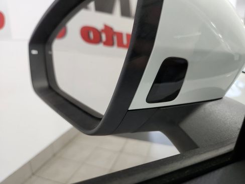 New 2025 Volkswagen Tiguan SE image 9