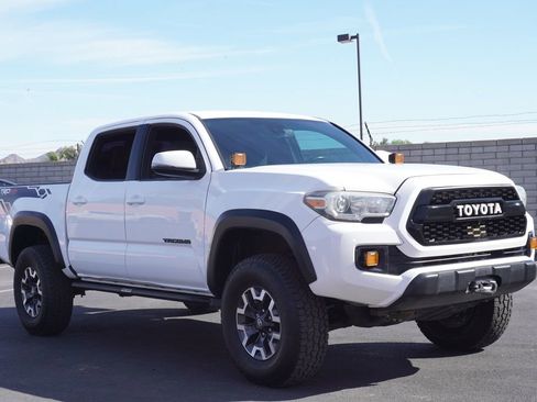 Used 2018 Toyota Tacoma TRD Off-Road w/ Technology Package image 4