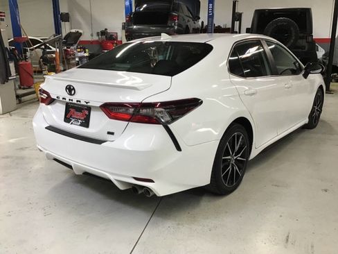 Used 2021 Toyota Camry SE FWD image 5