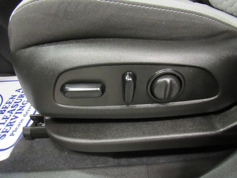 Used 2021 Chevrolet Equinox LS w/ LS Convenience Package image 29