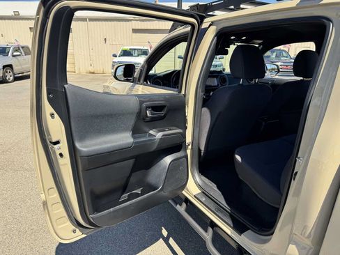 Used 2018 Toyota Tacoma TRD Off-Road w/ Technology Package AWD/4WD image 24