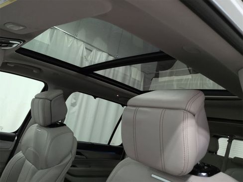 Used 2023 Jeep Grand Wagoneer 4WD image 19