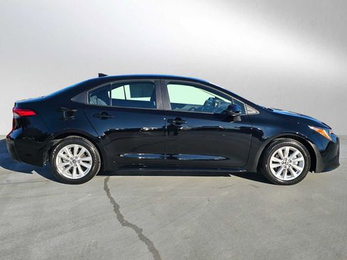 Used 2025 Toyota Corolla LE image 2
