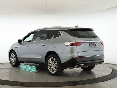 Used 2024 Buick Enclave Essence image 8