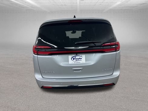New 2026 Chrysler Pacifica Limited image 9