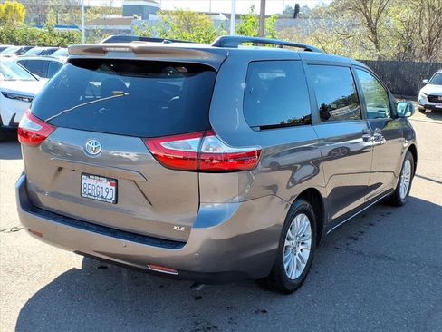 Used 2015 Toyota Sienna XLE w/ XLE Navigation Package image 4