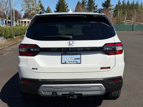 Certified 2025 Honda Pilot TrailSport image 6