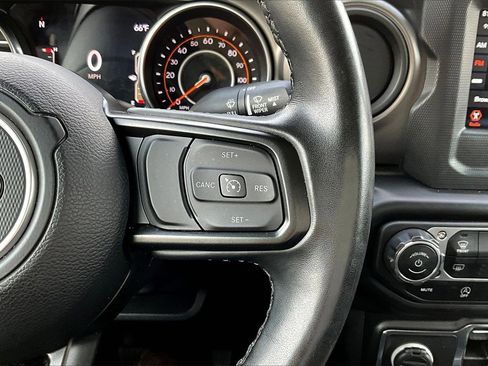 Certified 2022 Jeep Gladiator Willys image 27