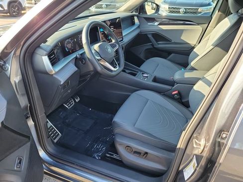 Used 2025 Volkswagen Tiguan SE R-Line AWD/4WD image 18