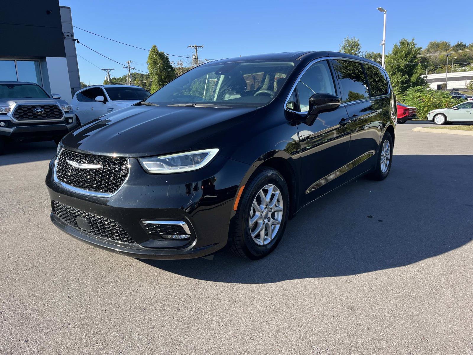 Used 2024 Chrysler Pacifica Touring-L FWD image 7