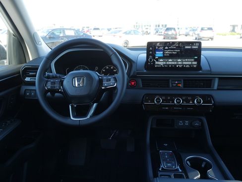 New 2025 Honda Pilot Touring image 21