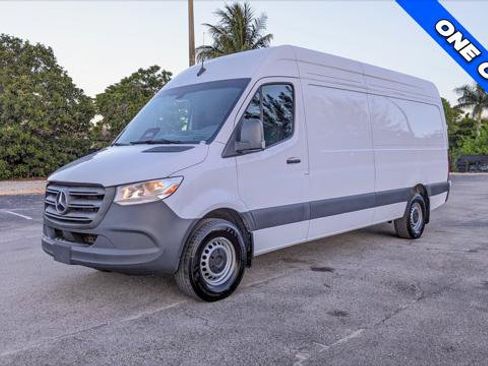 Used 2025 Mercedes-Benz Sprinter 2500 image 2