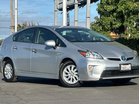 Used 2013 Toyota Prius Plug-In Hybrid image 2