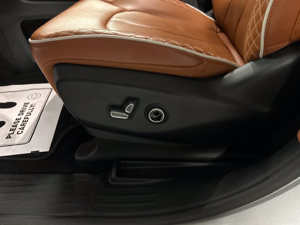 Used 2024 Chrysler Pacifica Pinnacle FWD image 13