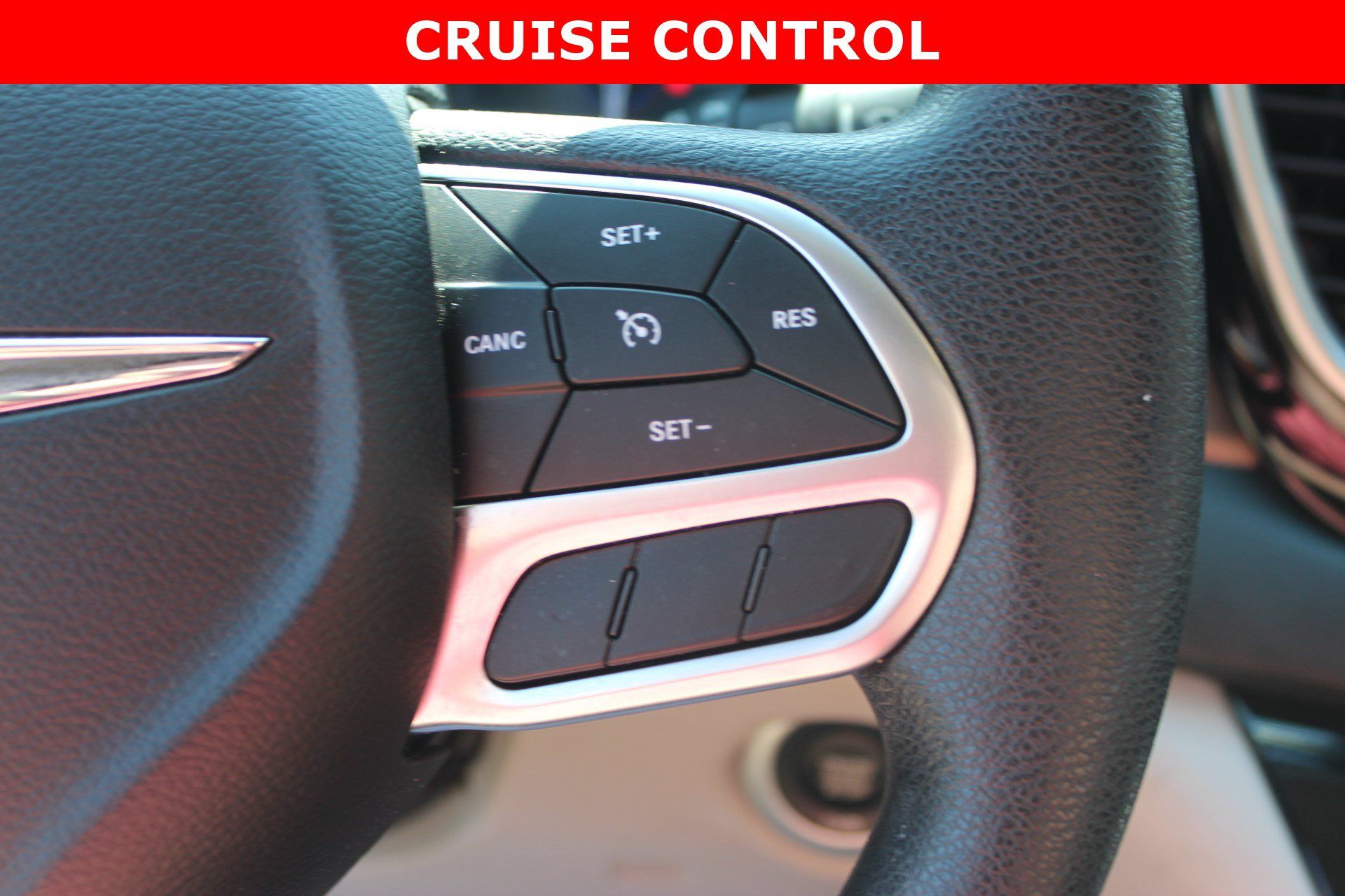 Used 2019 Chrysler Pacifica Touring Plus w/ Tire & Wheel Group FWD image 17
