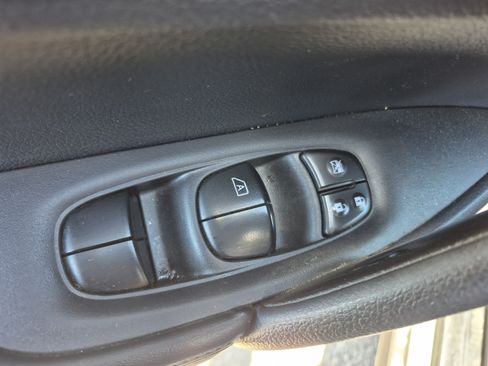 Used 2017 Nissan Rogue SV w/ SV Premium Package FWD image 12