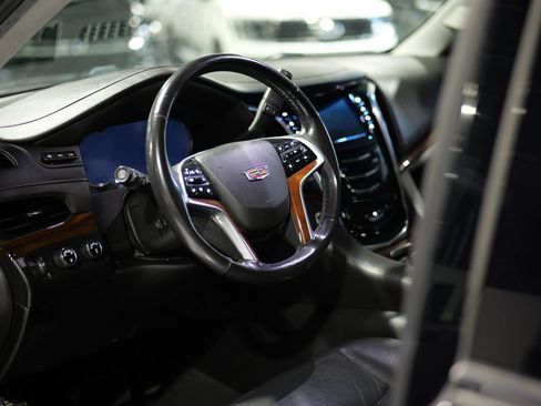 Used 2018 Cadillac Escalade Luxury AWD/4WD image 12