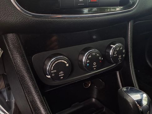 Used 2012 Chrysler 200 Touring FWD image 8