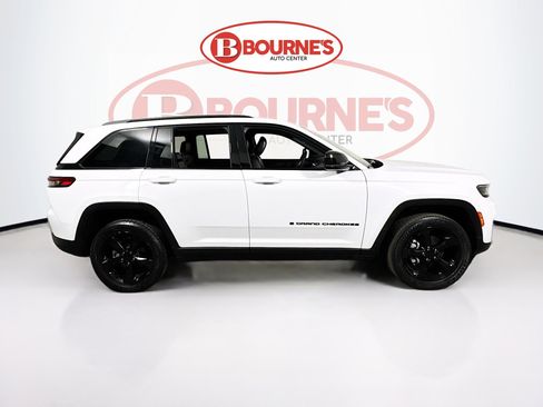 Used 2023 Jeep Grand Cherokee Altitude image 11
