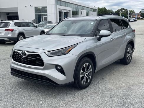 Used 2023 Toyota Highlander XLE FWD image 3