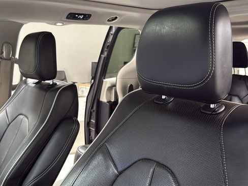 Used 2022 Chrysler Pacifica Limited image 13
