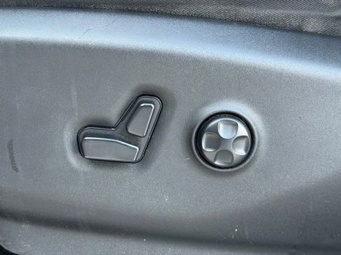 Used 2023 Chrysler Pacifica Touring-L image 8