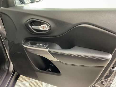 Used 2019 Jeep Cherokee Limited w/ Technology Group image 23