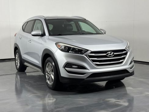 Used 2017 Hyundai Tucson SE Plus AWD/4WD image 3