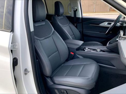 Used 2026 Ford Explorer Active w/ Active Comfort Package AWD/4WD image 7