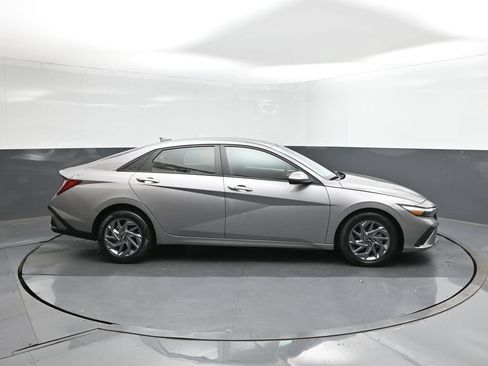 Used 2024 Hyundai Elantra SEL FWD image 15
