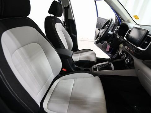 Used 2022 Hyundai Venue SEL image 23