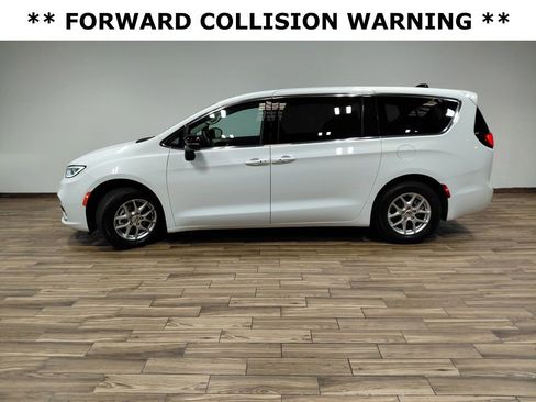 Certified 2024 Chrysler Pacifica Touring-L image 12
