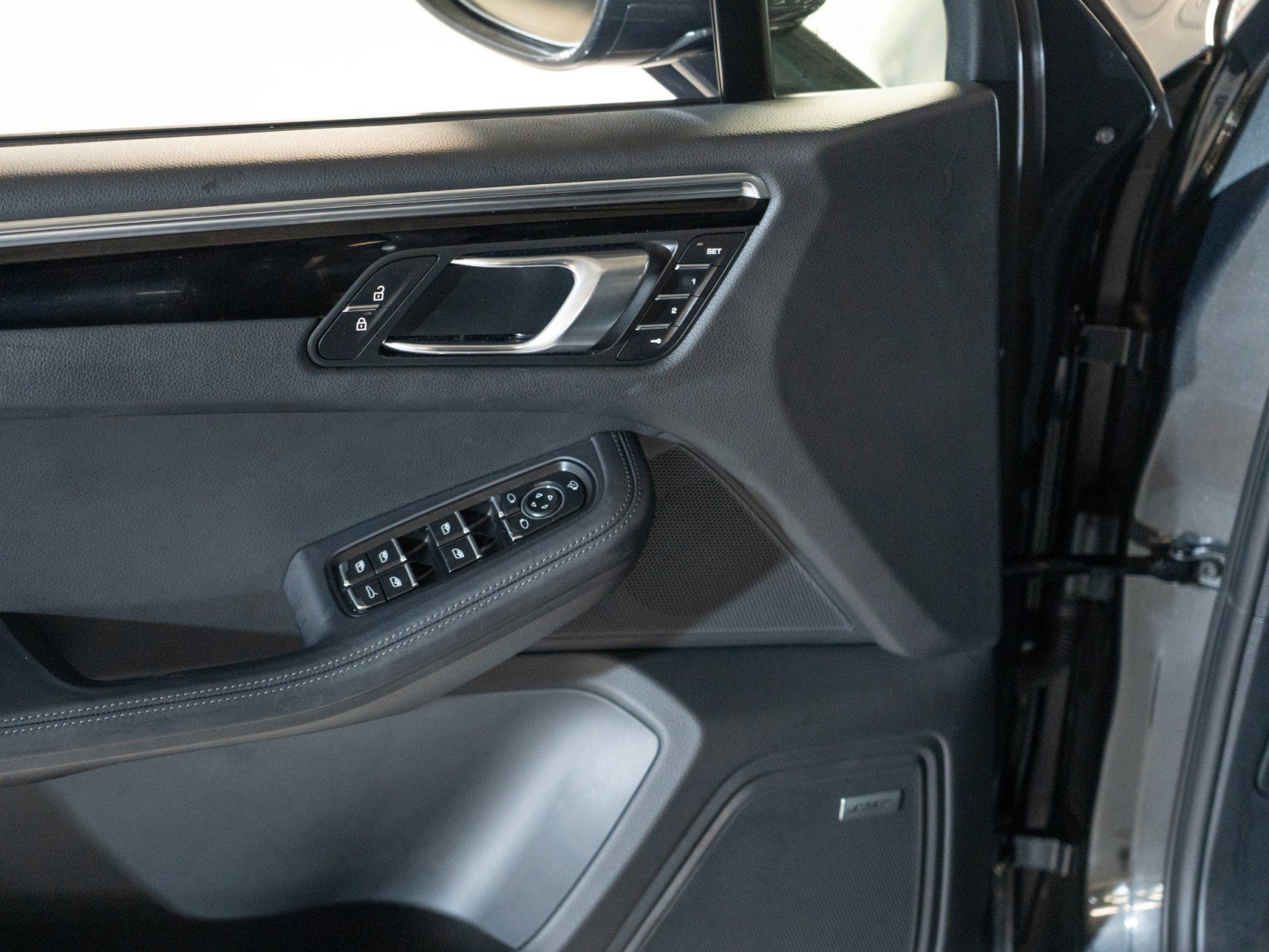 Certified 2026 Porsche Macan AWD/4WD image 18