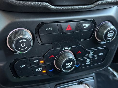 Used 2019 Jeep Renegade Latitude FWD image 19