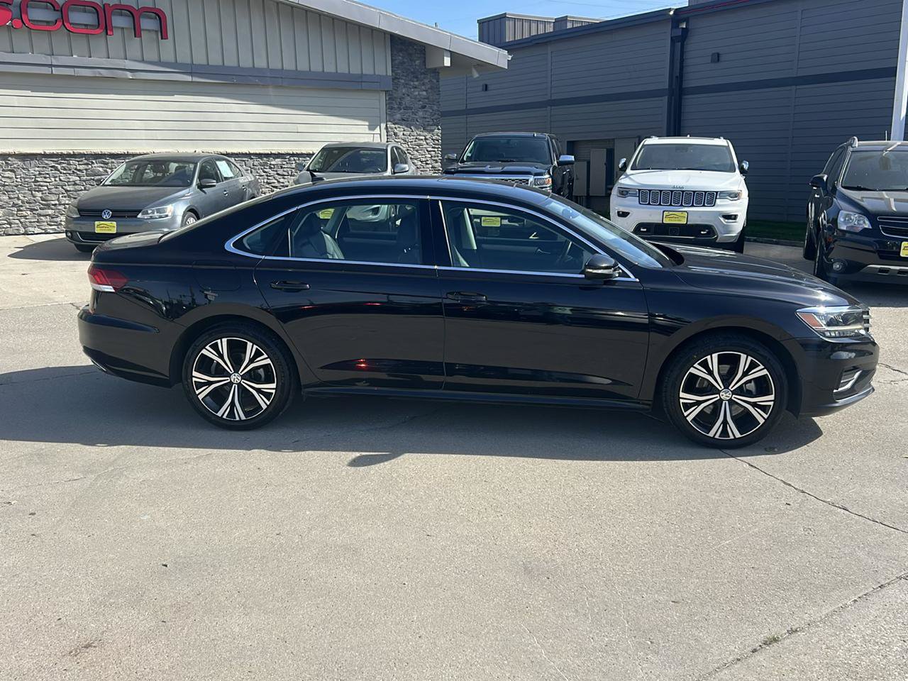 Used 2021 Volkswagen Passat 2.0T SE FWD image 2