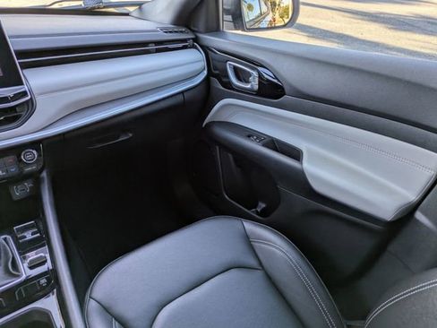 Used 2025 Jeep Compass Limited image 19