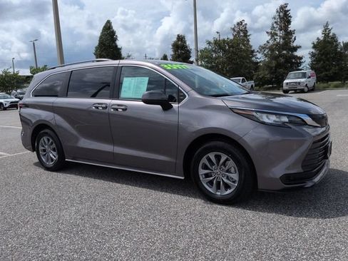 Certified 2022 Toyota Sienna LE AWD/4WD image 1