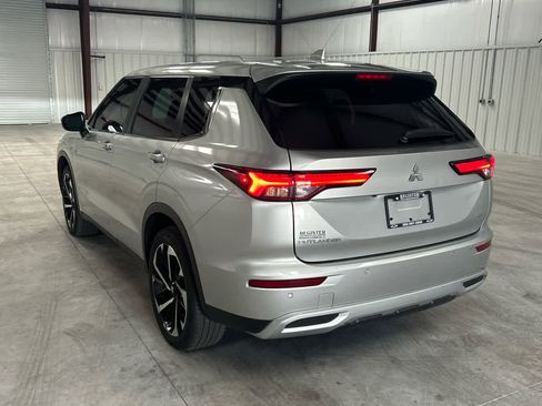 Used 2023 Mitsubishi Outlander SE image 3
