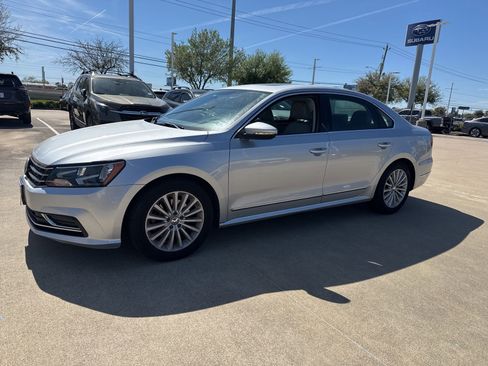 Used 2017 Volkswagen Passat 1.8T SE image 1