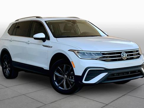 Used 2022 Volkswagen Tiguan SE w/ Panoramic Sunroof Package image 3