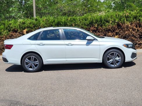 Used 2023 Volkswagen Jetta SE FWD image 4