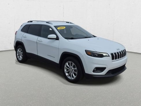 Used 2019 Jeep Cherokee Latitude w/ Cold Weather Group FWD image 3