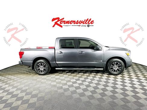 Used 2021 Nissan Titan SV w/ SV Convenience Package image 8