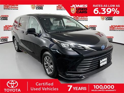 Certified 2024 Toyota Sienna LE FWD image 1