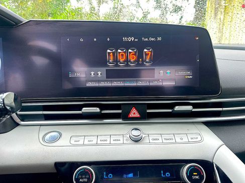 Used 2023 Hyundai Elantra Limited image 12